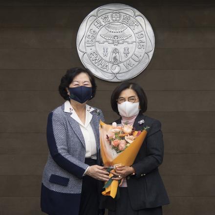 영어영문학과 동창회, 모교에 학관 리모델링 및 재건축 기금 2억 4천만 원 기부